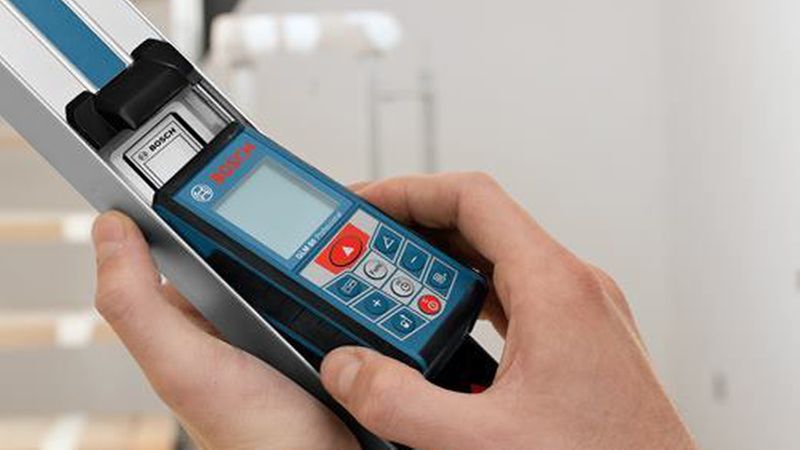 Mit einer zusätzlichen Messschiene lässt sich aus dem Bosch GLM 80 eine digitale Wasserwaage machen. Die Schiene hat jeweils eine zusätzliche horizontale und vertikale Libelle. (Bild: Bosch)