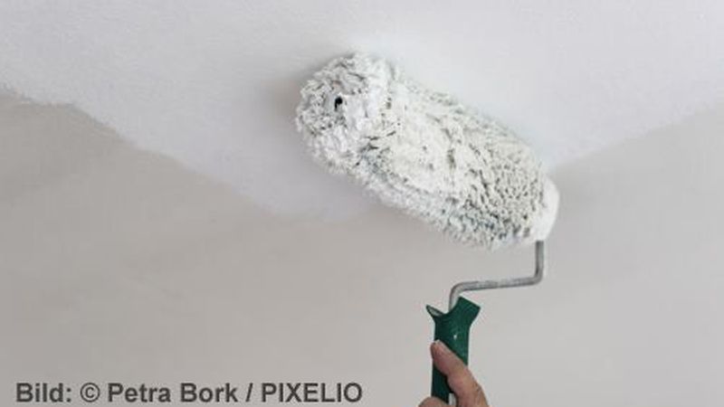 Aus Schwarz mach' Weiß, klappt nicht: Überstreichen allein hilft nicht gegen den ölig schwarzen Belag. (Bild: Petra Bork / Pixelio www.pixelio.de)