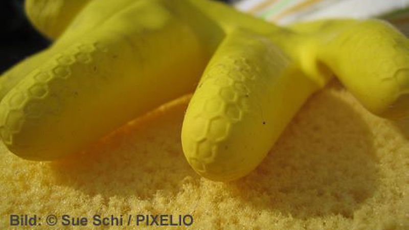 Mit Spülmittel und anderen Reinigungszusätzen kann man den Schwarzstaub am besten entfernen. (Bild: Sue Schi / Pixelio www.pixelio.de)