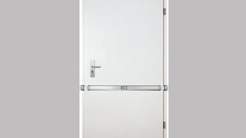 Der Panzerriegel greift auf der Band- und der Schließseite jeweils in einen Türschließkasten und sichert so die Tür gegen Aufdrücken. (Bild: Abus)