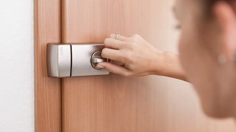 Von innen ist das Zusatzschloss mittels Drehknopf zu bedienen. (Bild: Abus)