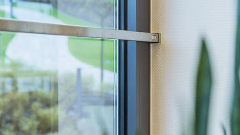 Die Verankerung des Fenster-Panzerriegels findet in der Fensterlaibung oder in den angrenzenden Wänden statt. (Bild: Abus)