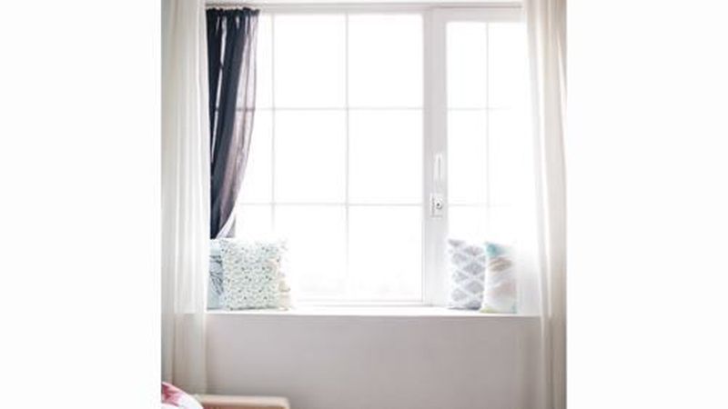 Ein Fenster-Zusatzschloss sichert die Schließseite gegen Aufhebeln, die Bandseite sollte zusätzlich gesichert werden. (Bild: Abus)