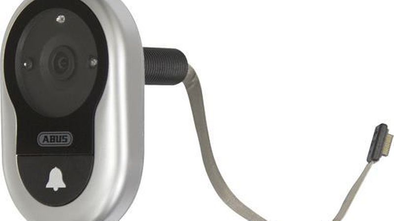Für die Montage der Türspion-Kamera muss lediglich ein Loch in das Türblatt gebohrt werden. (Bild: Abus)