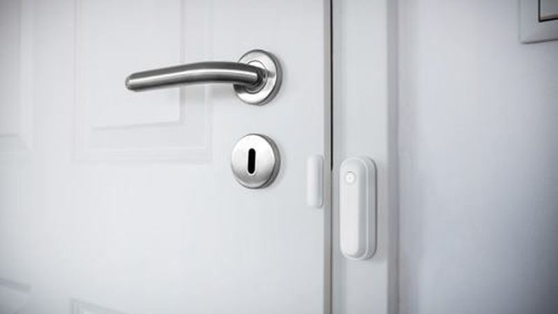 Der zweiteilige Fensterkontakt meldet ein Öffnen von Fenster oder Tür an eine Zentrale, die eine Alarmanlage ansteuert. (Bild: Lupus Electronics)