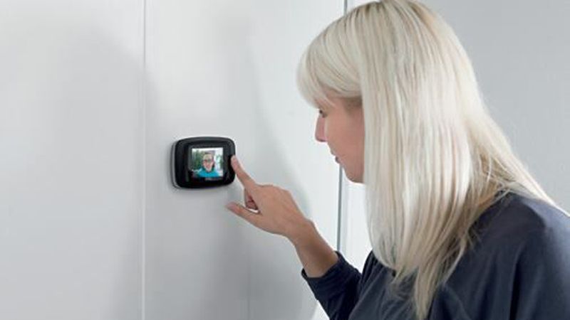 Das TFT-Display liefert auch bei schlechten Lichtverhältnissen ein klares Bild, das auch von mehreren Bewohnern gleichzeitig angeschaut werden kann. (Bild: Abus)