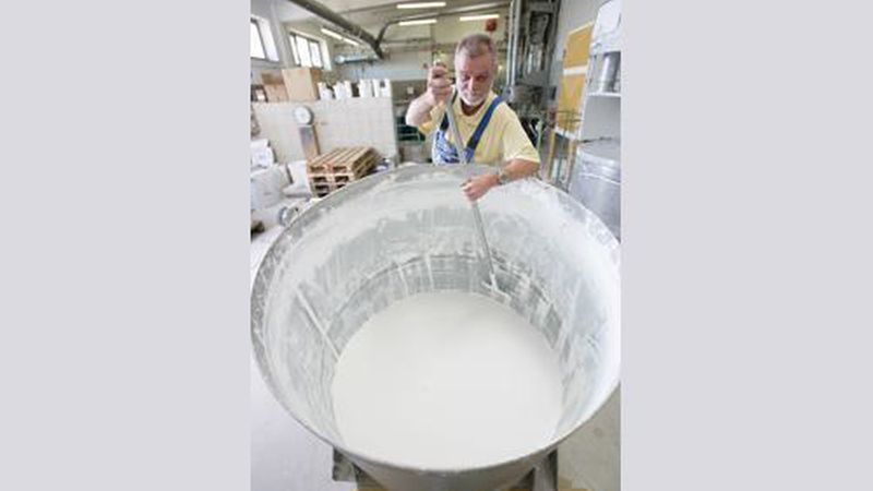 Die Herstellung von Naturfarben ist weit weniger automatisiert als die von konventionellen Farben. (Bild: Auro AG)