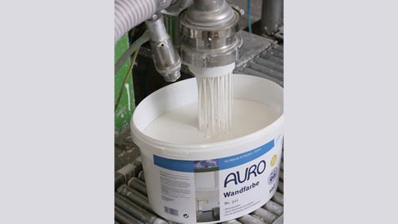 Die erhältlichen Gebindegrößen von 5 und 10 Liter ist dagegen gleich. (Bild: Auro AG)