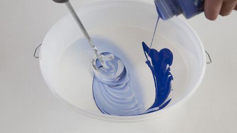 Naturfarben sollten nur mit Abtönfarben aus dem gleichen System eingefärbt werden. (Bild: Auro AG)