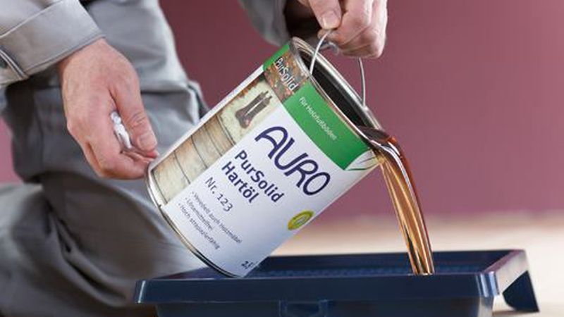 Holzböden bieten eine große Fläche. Naturöle sind eine gute Alternative zu Wasserlacken. (Bild: Auro AG)