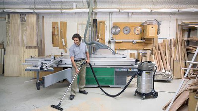 Um die allgemeine Staubbelastung zu minimieren, ist es wichtig, den Arbeitsplatz sorgfältig zu reinigen, ... (Bild: Kärcher)