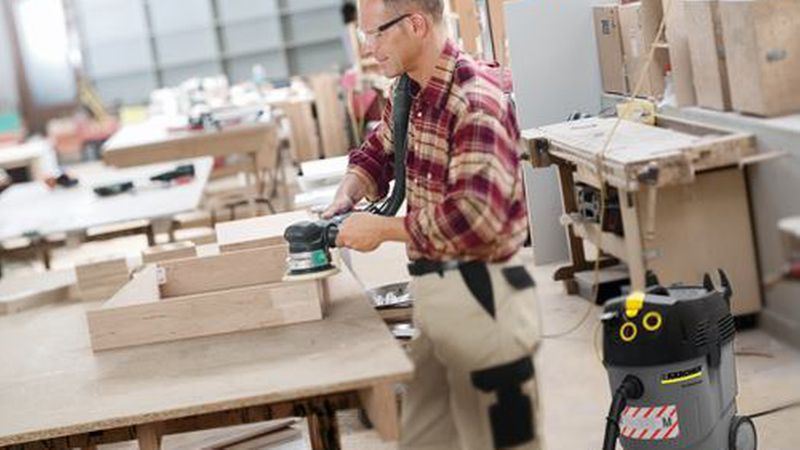 Staub sollte immer direkt dort abgesaugt werden, wo er entsteht. Elektrowerkzeuge haben entsprechenden Absaugstutzen. (Bild: Kärcher)