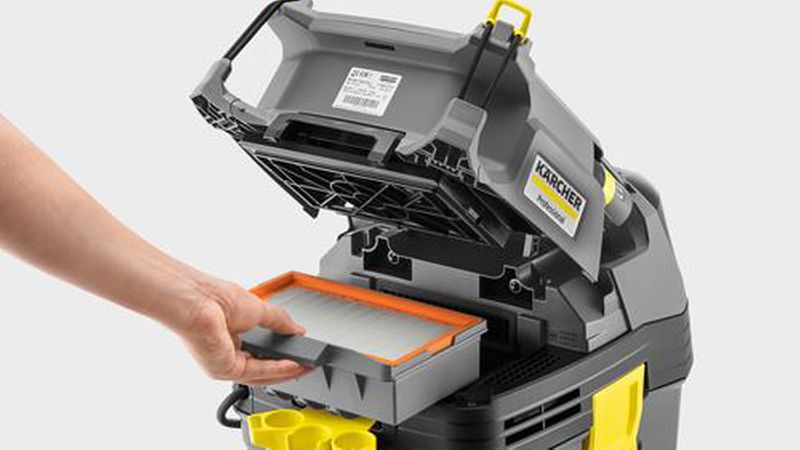 Wenn der Flachfaltenfilter in einem eigenen Gehäuse untergebracht ist, ist die Reinigung ohne direkten Schmutzkontakt möglich. (Bild: Kärcher)