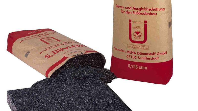 Die gebundene Schüttung besteht aus Hanfstängeln, die mit einem lösungsmittelfreien Bitumenfilm imprägniert werden. (Foto: MEHA Dämmstoffe)