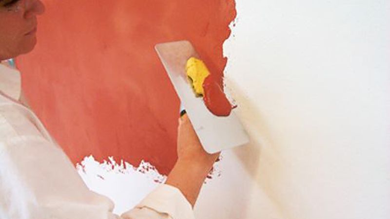 Für besondere Effekte wird der Lehm auch zweifarbig verarbeitet. (Bild: Lesando)