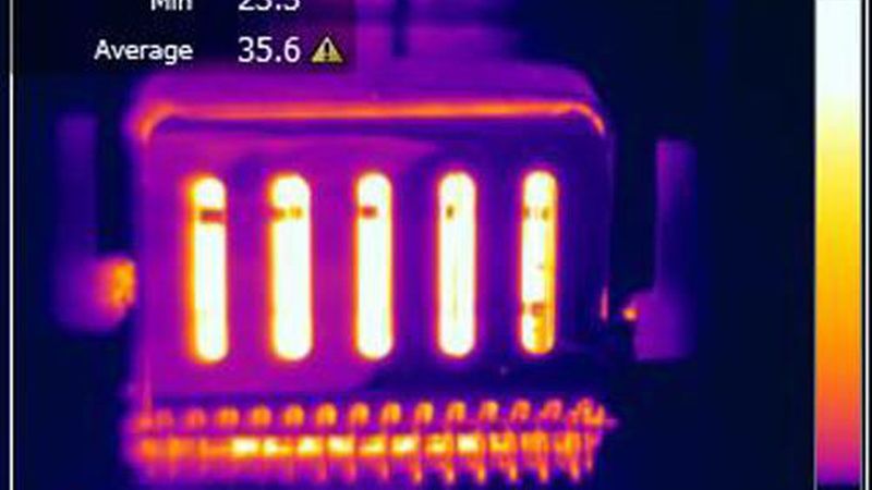 Aufnahme desselben Objektes mit verschiedenen Temperaturbereichen: -20 bis +120 °C (im Bild). Hier wird ein Warnhinweis (roter Kreis mit weißem Kreuz) angezeigt, da dieser Messwert außerhalb des kalibrierten Bereichs liegt. (Bild: Flir Systems)