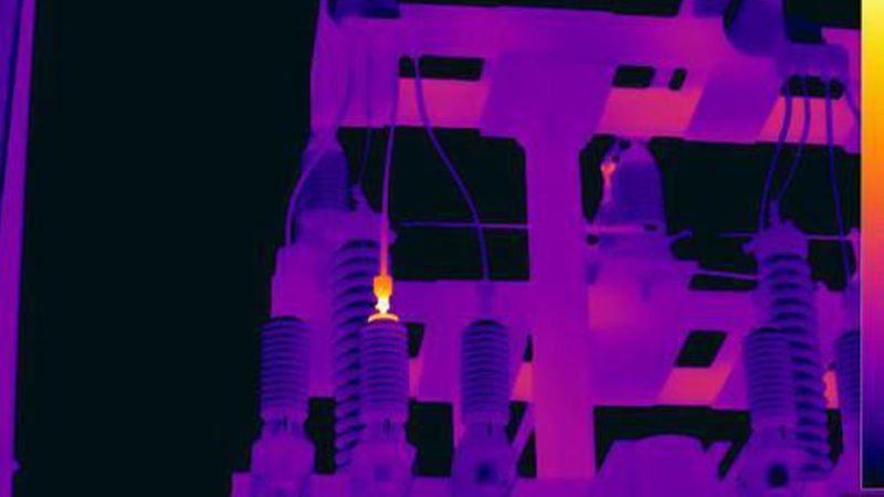 Dieses Wärmebild wurde im manuellen Modus aufgenommen. Das angepasste Temperaturintervall erhöht den Kontrast im Bild und lässt die Fehlstelle deutlich werden. (Bild: Flir Systems)