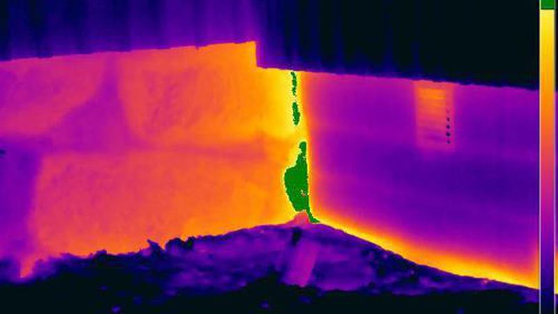 Das Wärmebild einer Grundmauer: Die Isotherme verdeutlicht den Bereich der Luftleckage. (Bild: Flir Systems)