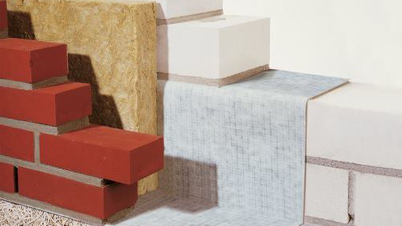 Als Z-Sperre bezeichnet man eine bei zweischaligen Mauerwerk Z-förmig angeordnete Abdichtungsbahn. Solche Bahnen, hier die Dichtbahn „Delta Protekt“ werden beispielsweise von Doerken hergestellt. (Bild: Doerken)