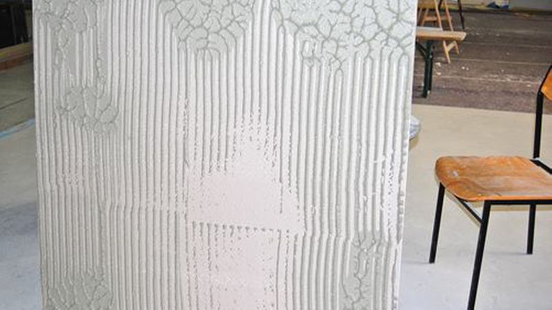 Große Fliesen verlegen: Bei nur einseitigem Mörtelauftrag reicht die Benetzung der Fläche nicht aus, um einen festen Verbund zum Untergrund herzustellen.