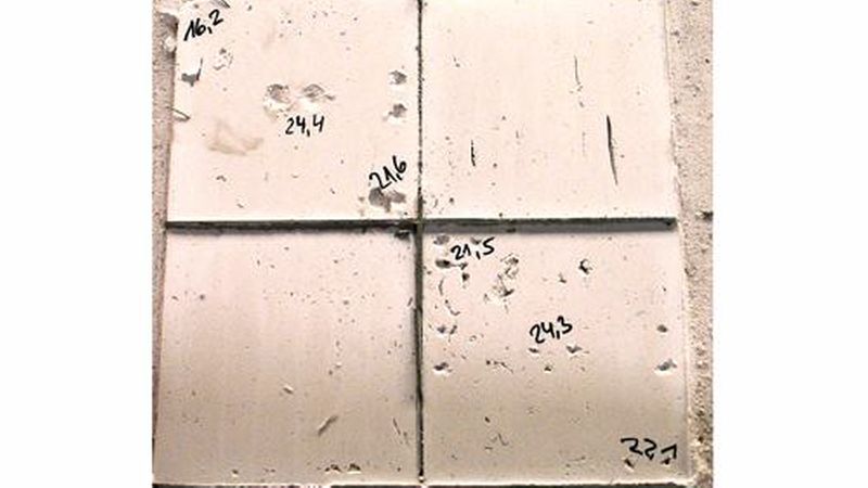 Bei schnell trocknenden Großformatklebern auf der Basis von Ettrigitbildnern kann die Feuchtigkeit gleichmäßig gebunden werden.