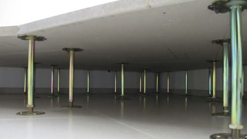 Hohlböden sind Trockenestrichkonstruktionen, die in einem Raster von 60 x 60 cm aufgeständert werden. (Bild: Sopro)