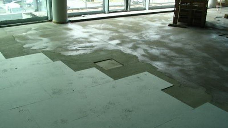 Der Fliesenbelag verformt sich bei Temperaturänderung und unter Last nicht so stark wie der Unterboden. (Bild: Sopro)