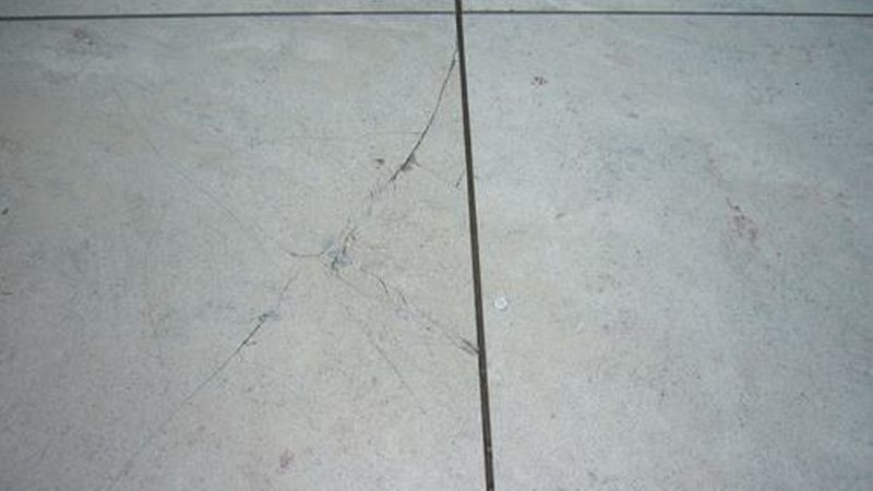 BU: Wenn Fliesen hohl liegen, sorgt schon das Fahrgerüst der Fensterputzer für irreparable Schäden. (Bild: Sopro)