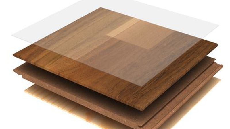 So sieht der Aufbau eines Fertigparketts aus: Die obere Nutzschicht ist aus echtem Edelholz, die Trägerschicht besteht aus einer Lage Fichtestäbchen (oder aus einer HDF-Schicht). Als Gegenzug fungiert eine dünne Nadelholzschicht. Dieser kreuzweise verleimte Aufbau sorgt für eine ausreichende Formstabilität der Dielen, um sie problemlos schwimmend verlegen zu können. (Grafik: MeisterWerke Schulte)