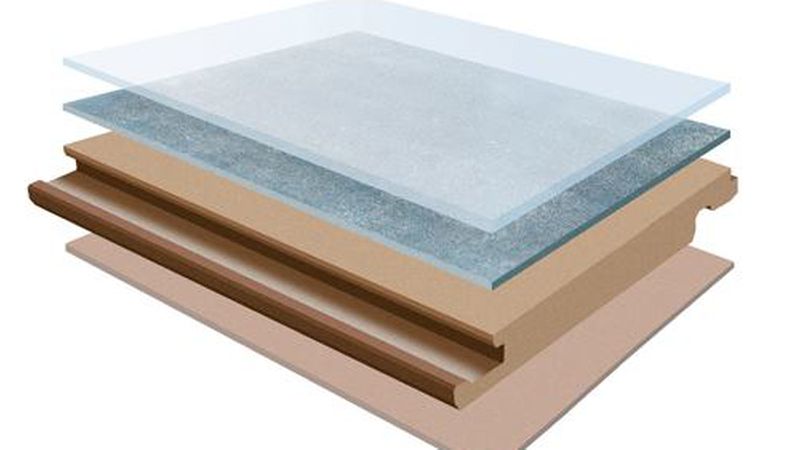 Auch der Laminatboden besteht aus insgesamt drei Schichten. Als Trägerschicht wird eine HDF-Platte eingesetzt, die Nutzschicht ist das aus dem Dekorpapier und mehreren „Kraftpapieren“ bestehende eigentliche Laminat (Schichtpressstoff). Auf der Rückseite sorgt der Gegenzug für die Formstabilität. Die Papiere der Nutzschicht und der Gegenzug sind in Melaminharz getränkt, das der Laminatoberfläche die enorme Härte und Abriebfestigkeit verleiht. (Grafik: Logoclic)