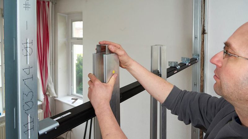 Eine Klammer hält die Taschenprofile schraubenlos auf Abstand.(Foto: Knauf)