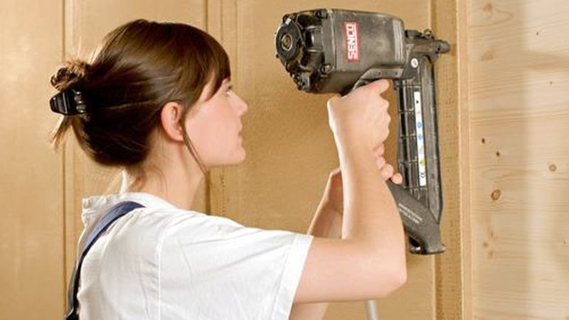 Die Platten werden auf Metallständerwerk verschraubt, im Holzbau können sie auch geklammert werden. (Bild: Naturbo GmbH)