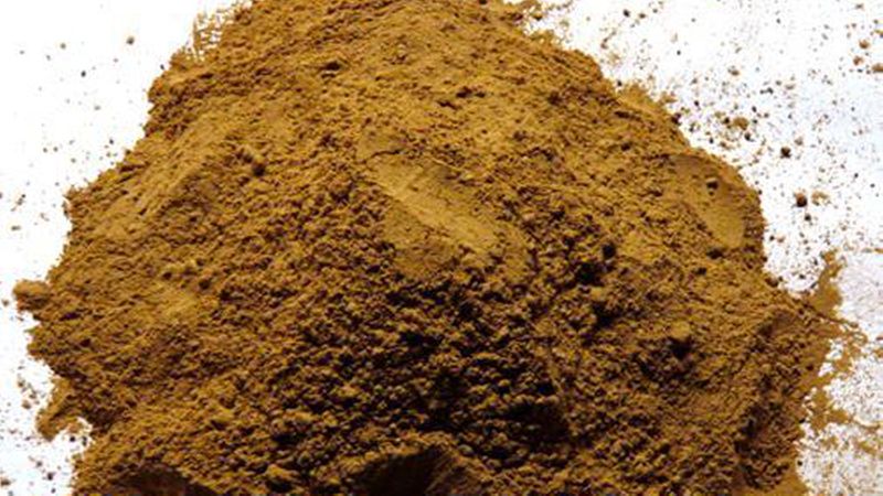 Je nach Verwendungszweck wird der Lehm in unterschiedlichen Körnungen und mit unterschiedlichen Zusätzen geliefert. Für Oberputz muss es eine feine Körnung sein. (Bild: Egginger Naturbaustoffe)