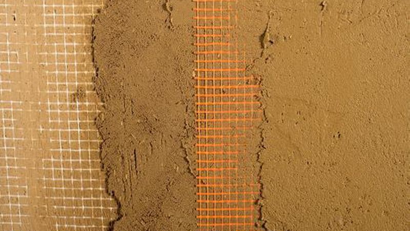 Das Armierungsgewbe sollten Sie immer im oberen Drittel der Putzschicht einarbeiten, da hier die Risse zu sehen sind. (Bild: WEM Wandheizung GmbH)