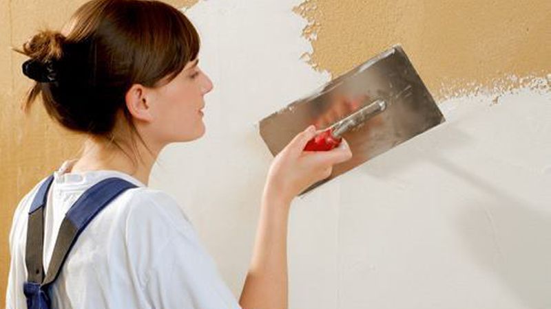 Ein Feinputz sorgt für eine relativ glatte Oberfläche, ohne die Offenporigkeit zu gefährden. (Bild: Naturbo GmbH)