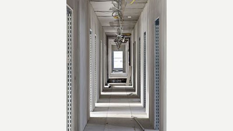 In Fluren mit vielen Türen ist ein Beplankungsplan sinnvoll, um die Türöffnungen regelgerecht einzubinden. (Bild: Fermacell)