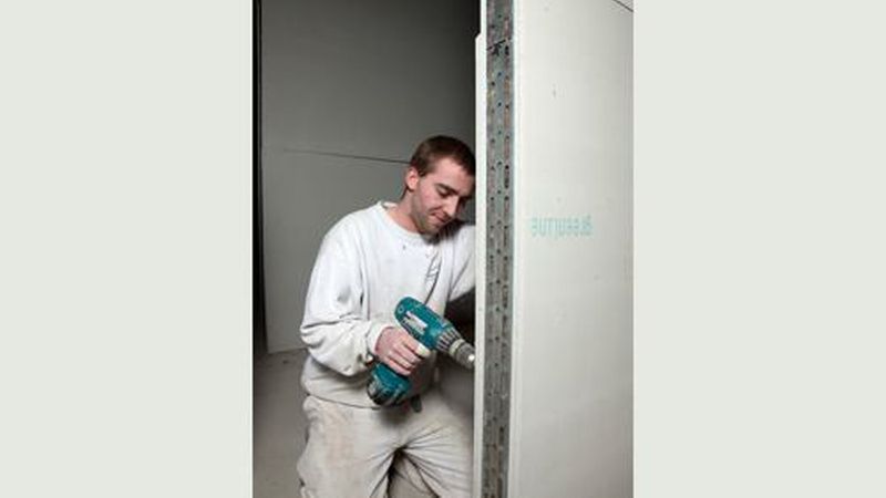 Die Plattenstöße auf den beiden Wandseiten müssen auch in der Höhe versetzt werden. (Bild: Fermacell)