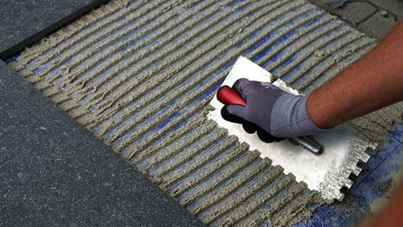 Beim „Terrachamp“-System wird der Kleber nur auf dem Untergrund aufgekämmt. Bild: Botament