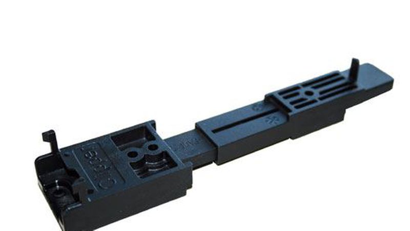 Clipper werden unter die Diele geschraubt und anschließend auf der Unterkontruktion montiert. Durch die Materialstärke werden Dielen und UK-Hölzer auf Abstand gehalten, es kann hier keine Staunässe entstehen.Bilder: Heco