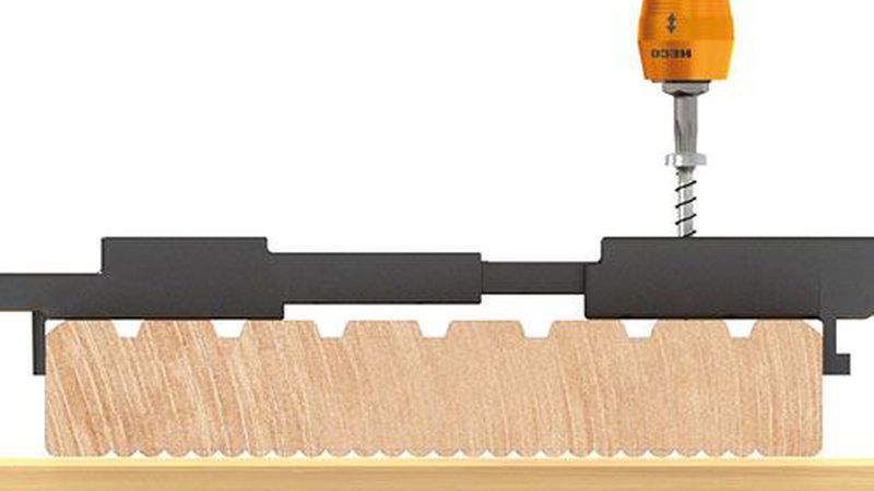 Clipper werden unter die Diele geschraubt und anschließend auf der Unterkontruktion montiert. Durch die Materialstärke werden Dielen und UK-Hölzer auf Abstand gehalten, es kann hier keine Staunässe entstehen. Bilder: Heco