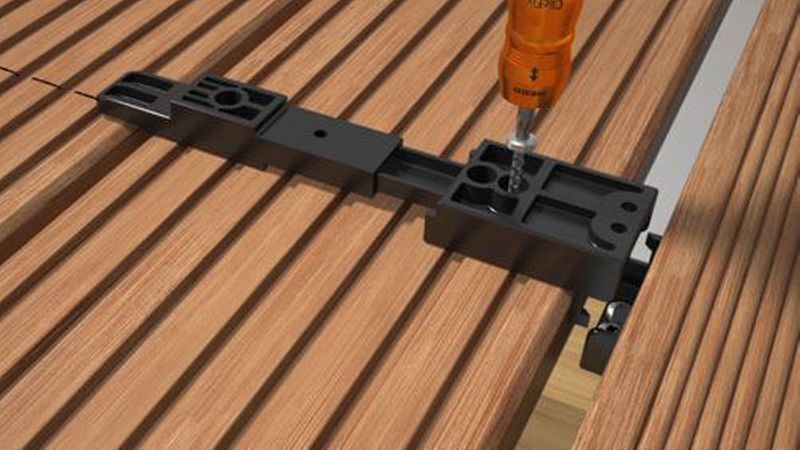 Clipper werden unter die Diele geschraubt und anschließend auf der Unterkontruktion montiert. Durch die Materialstärke werden Dielen und UK-Hölzer auf Abstand gehalten, es kann hier keine Staunässe entstehen. Bilder: Heco