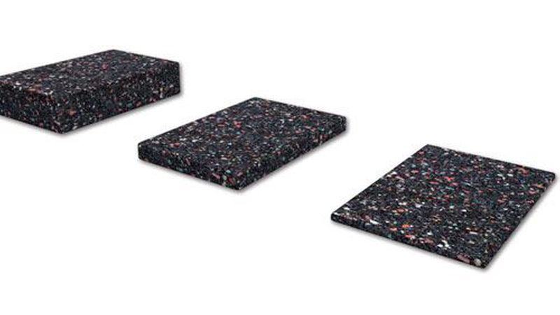 Was die Clipper zwischen Dielen und UK-Hölzern gewährleisten, übernehmen zwischen UK-Hölzern und Untergrund die Terrassen-Pads. Das granulierte Gummi ist witterungsresistent und verhindert ebenfalls, dass sich zwischen den Bauteilen Staunässe bilden kann. Bilder: Heco