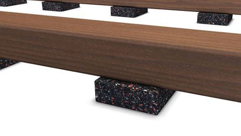 Was die Clipper zwischen Dielen und UK-Hölzern gewährleisten, übernehmen zwischen UK-Hölzern und Untergrund die Terrassen-Pads. Das granulierte Gummi ist witterungsresistent und verhindert ebenfalls, dass sich zwischen den Bauteilen Staunässe bilden kann. Bilder: Heco