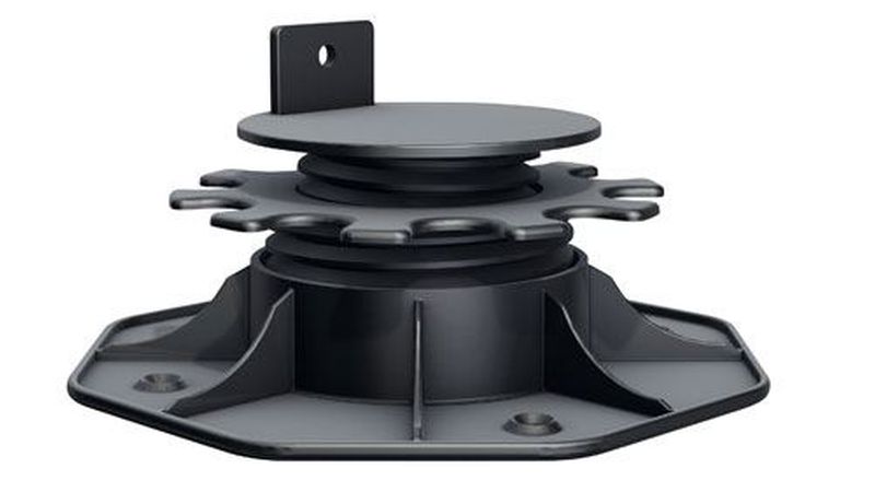 Was die Clipper zwischen Dielen und UK-Hölzern gewährleisten, übernehmen zwischen UK-Hölzern und Untergrund die Terrassen-Pads. Das granulierte Gummi ist witterungsresistent und verhindert ebenfalls, dass sich zwischen den Bauteilen Staunässe bilden kann. Bilder: Heco