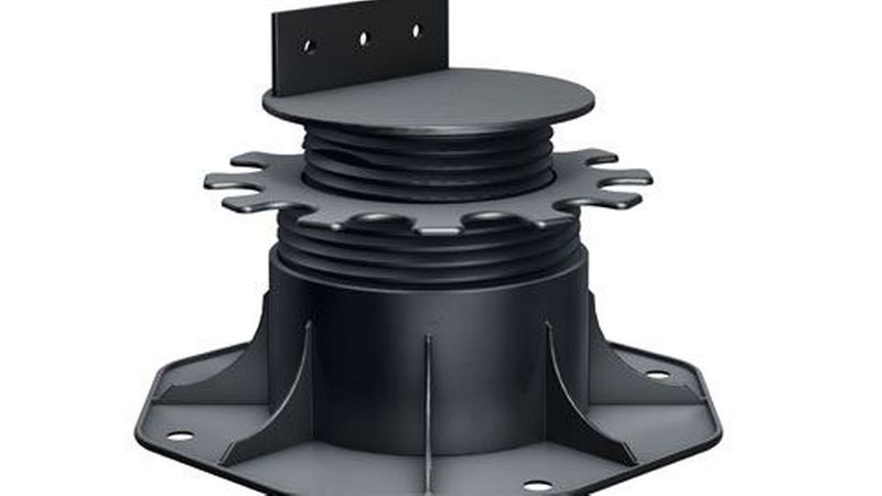 Mit Justierfüßen in verschiedenen Größen und Höhen lassen sich Unebenheiten im Untergrund ausgleichen. Letzterer muss dann nicht mehr zwingend nivelliert werden, er muss lediglich tragfähig sein. Alte Steinbeläge etwa können ohne Weiteres liegen bleiben. Bild: Heco