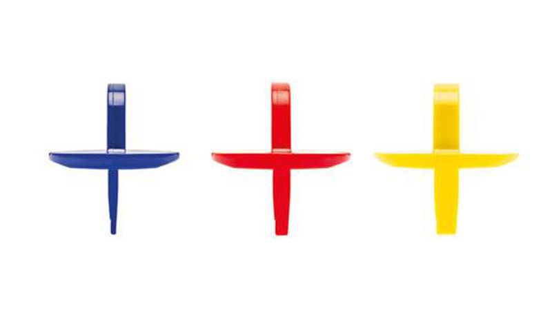 Die verschiedenen Breiten der Abstandhalter sind bei Heco farblich zu erkennen. Ideal ist es, sie an jedem Punkt der Verschraubung einzusetzen, um eine gleichmäßig breite Fuge zu sichern. Durch den kleinen „Henkel“ lassen sich die Halter auch bei starkem Klemmen wieder herausziehen. Bild: Heco