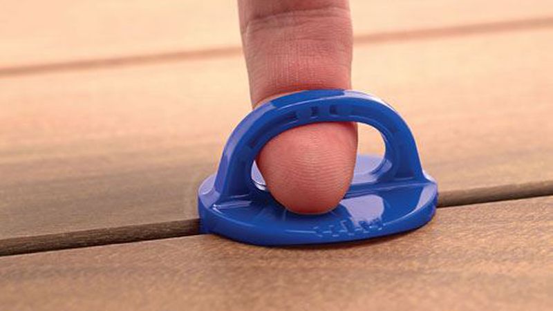 Die verschiedenen Breiten der Abstandhalter sind bei Heco farblich zu erkennen. Ideal ist es, sie an jedem Punkt der Verschraubung einzusetzen, um eine gleichmäßig breite Fuge zu sichern. Durch den kleinen „Henkel“ lassen sich die Halter auch bei starkem Klemmen wieder herausziehen. Bild: Heco