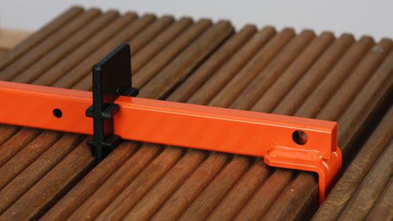 Mit Verlegesystemen lassen sich Terassendielen schnell und einfach montieren. Wir stellen Helfer, wie Clipper, Terassenpads, Abstandhalter & Co. vor.