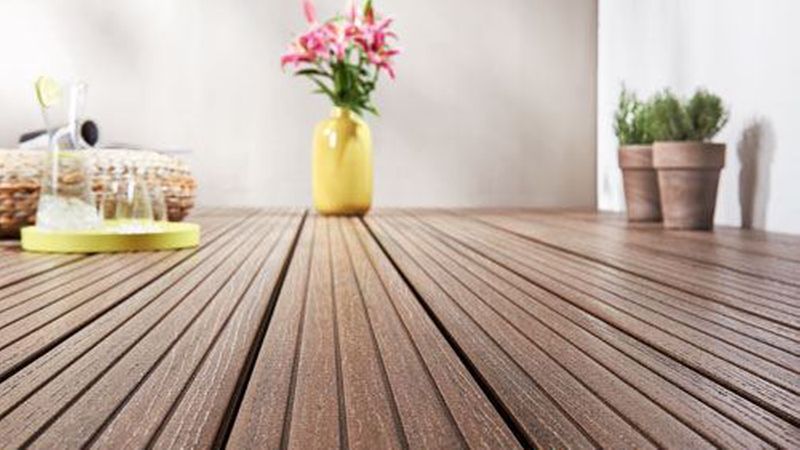 Terrassendielen aus Verbundwerkstoffen sind eine Alternative zu klassischen Holzdielen. Bild: Naturinform