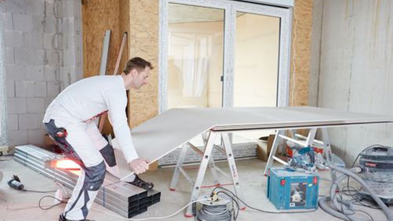 Auch die Hartgipsplatten wie Habito können auf herkömmliche Weise bearbeitet werden. Ein Cutter reicht für den Zuschnitt aus. (Bild: Saint Gobain Rigips)